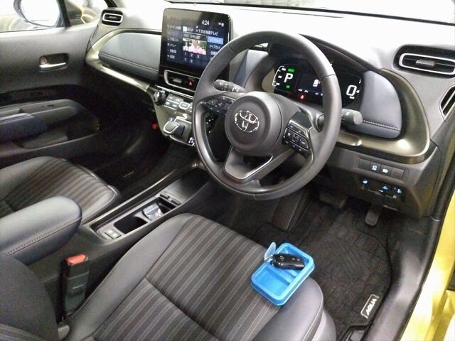 2025 Toyota Aqua Z 4WD auction photo 3