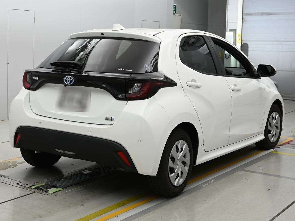 2023 Toyota Yaris ハイブリッドX auction photo 2