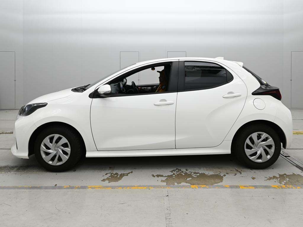 2023 Toyota Yaris ハイブリッドX auction photo 4