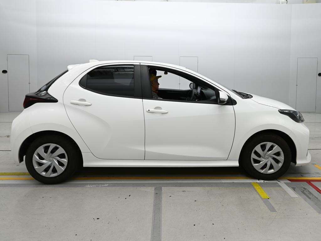 2023 Toyota Yaris ハイブリッドX auction photo 3