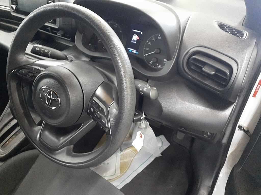 2023 Toyota Yaris ハイブリッドX auction photo 9