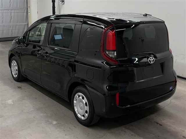2023 Toyota Sienta X auction photo 2