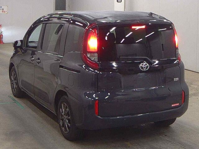 2024 Toyota Sienta Hybrid G auction photo 2