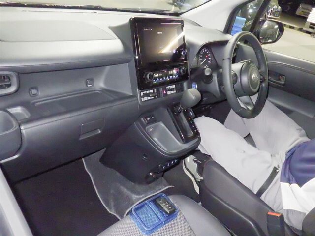 2024 Toyota Sienta Hybrid G auction photo 3
