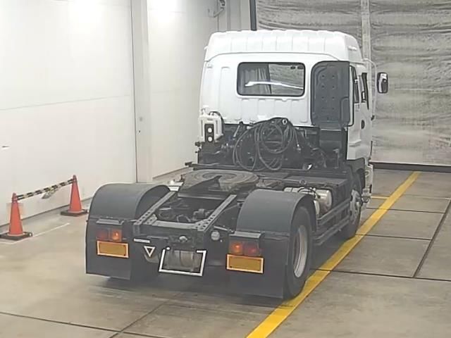 2004 Isuzu tractor auction photo 2