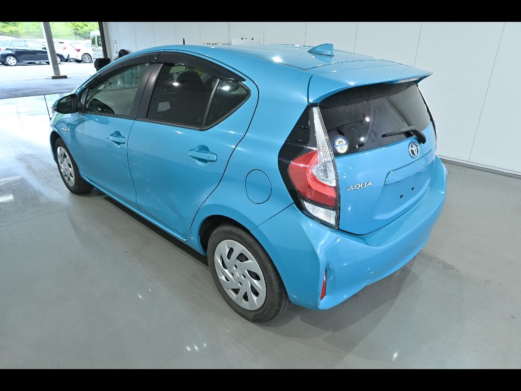 2017 Toyota Aqua S auction photo 5