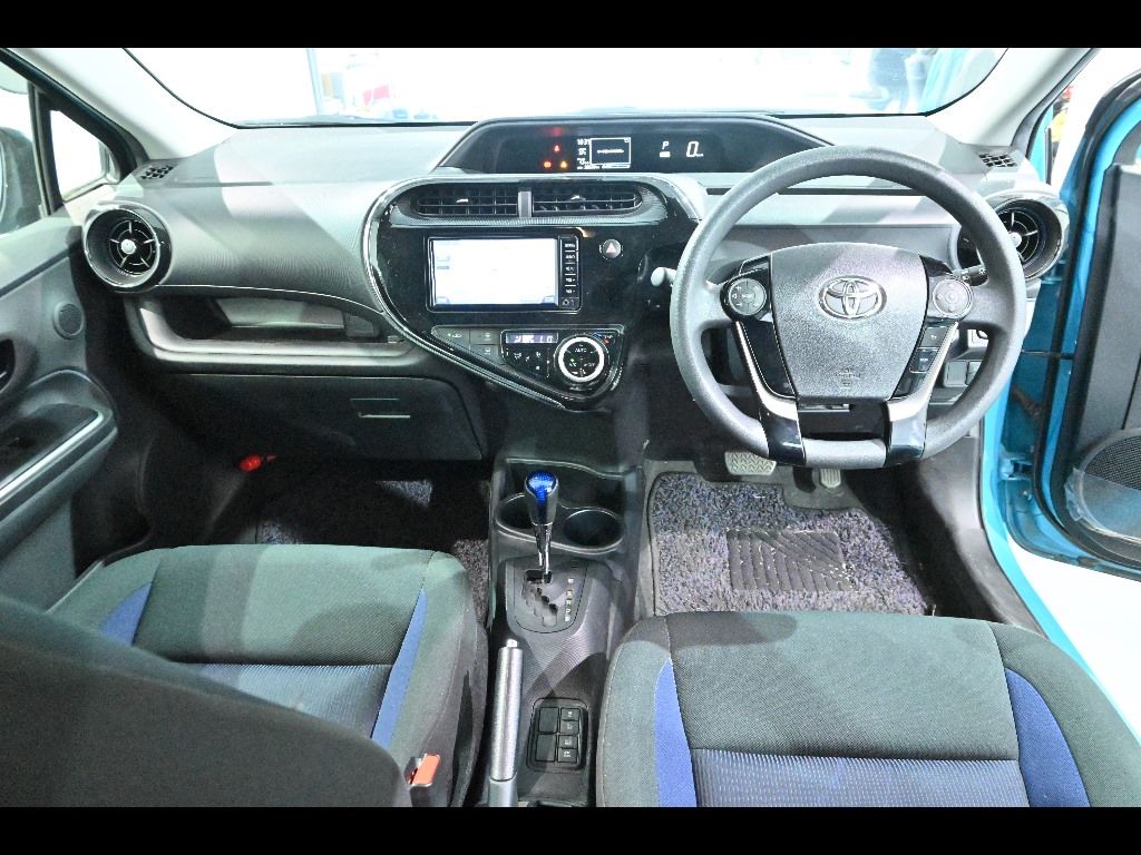 2017 Toyota Aqua S auction photo 3