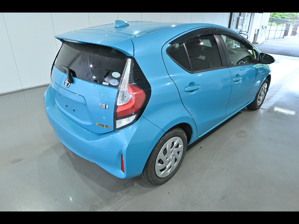 2017 Toyota Aqua S auction photo 2