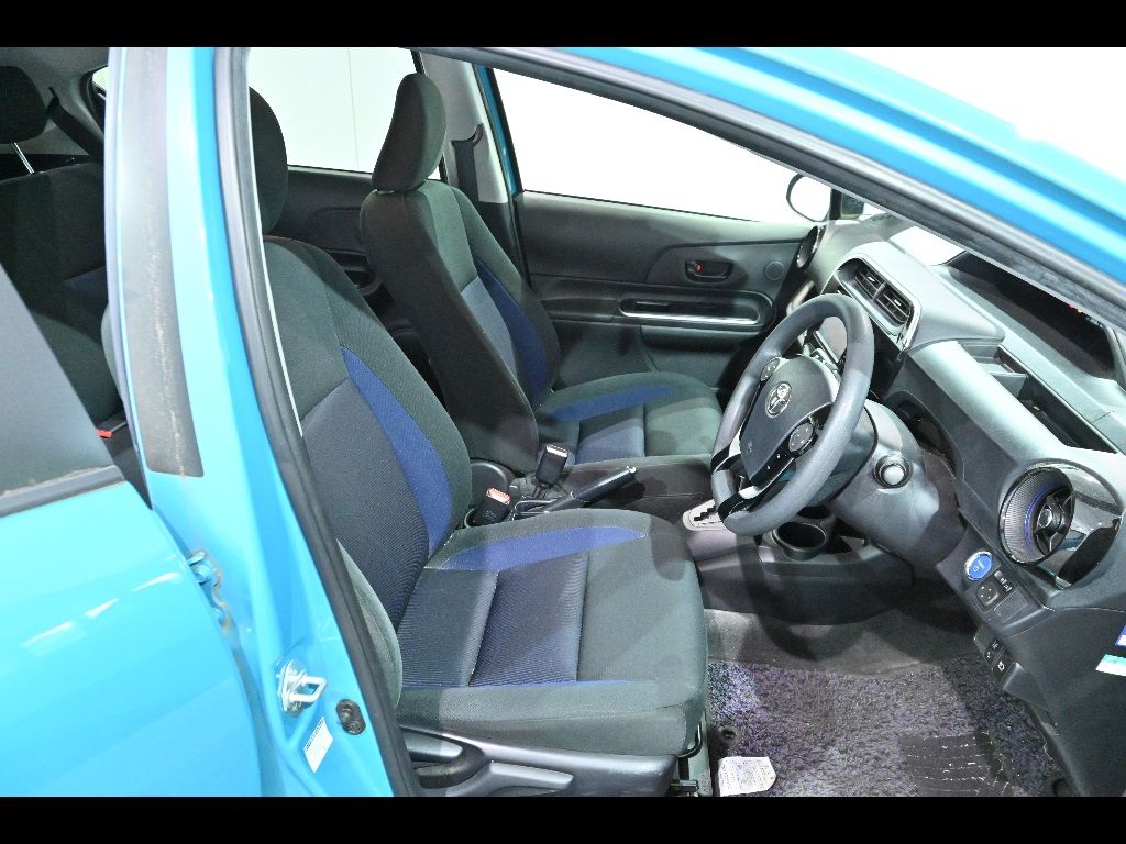 2017 Toyota Aqua S auction photo 6