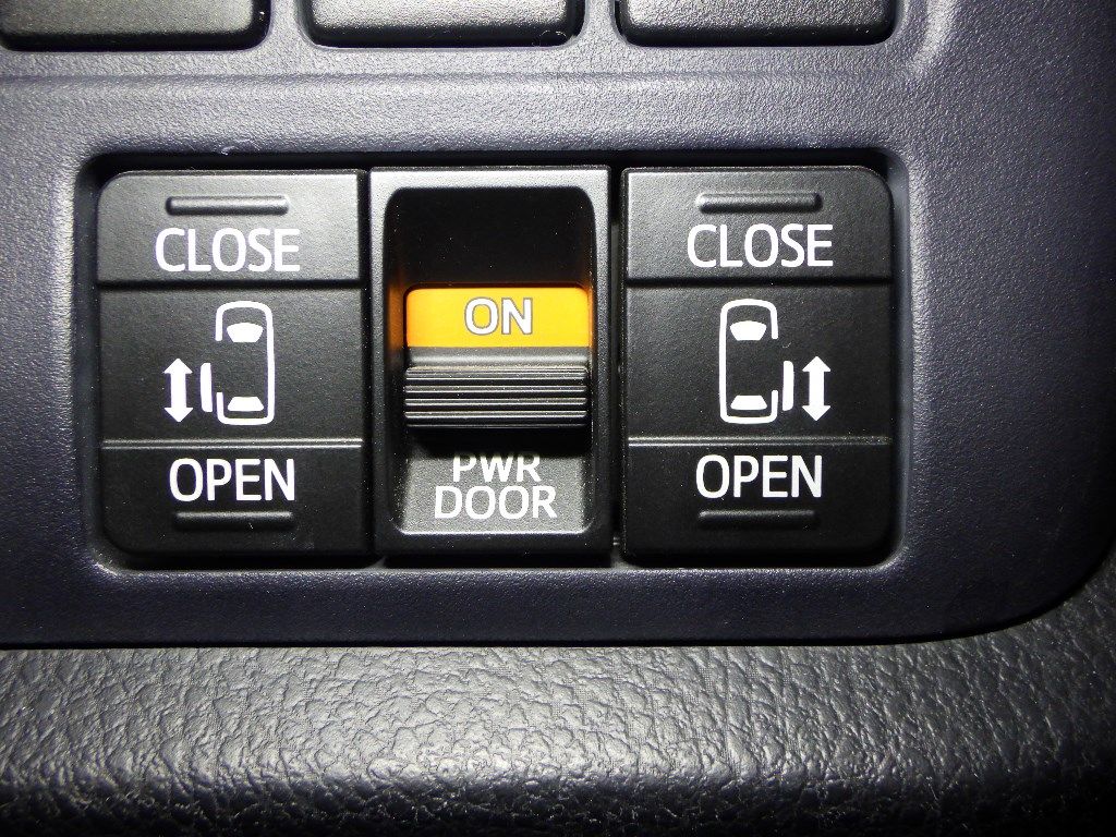 2014 Toyota Voxy ZS 7 people auction photo 9