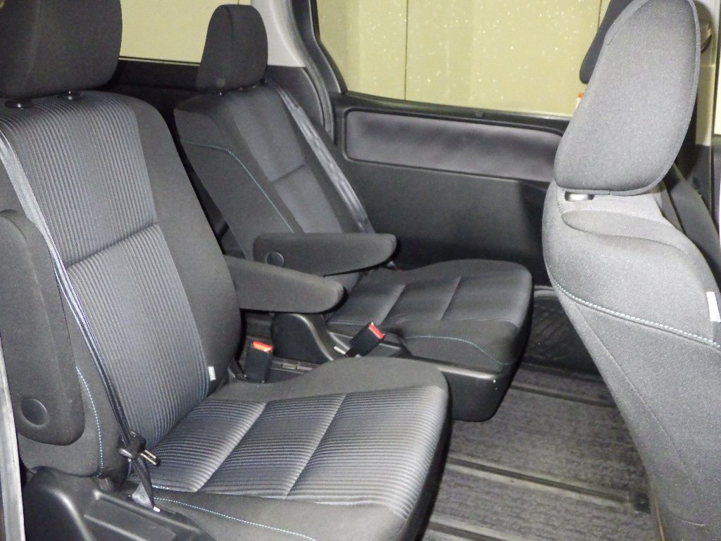 2014 Toyota Voxy ZS 7 people auction photo 7