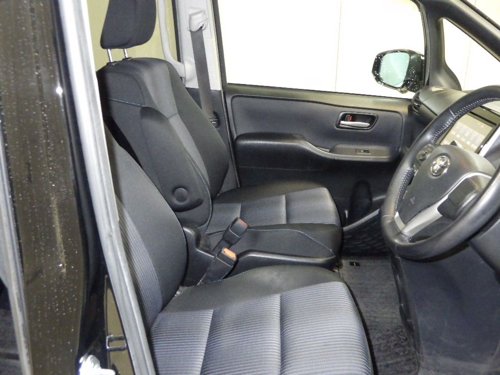 2014 Toyota Voxy ZS 7 people auction photo 6