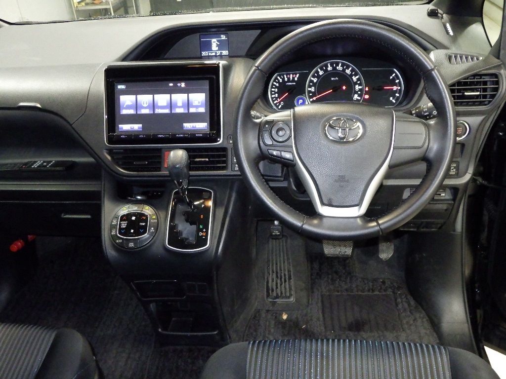 2014 Toyota Voxy ZS 7 people auction photo 3