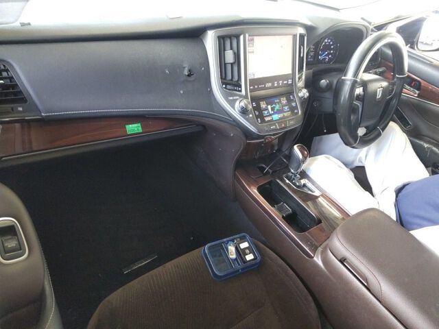 2015 Toyota Crown R Saloon auction photo 3