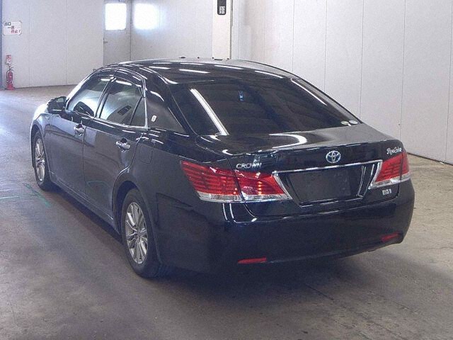 2015 Toyota Crown R Saloon auction photo 2