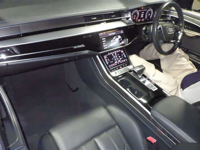 2018 Audi A8 60TFSIクワトロ 4WD auction photo 3