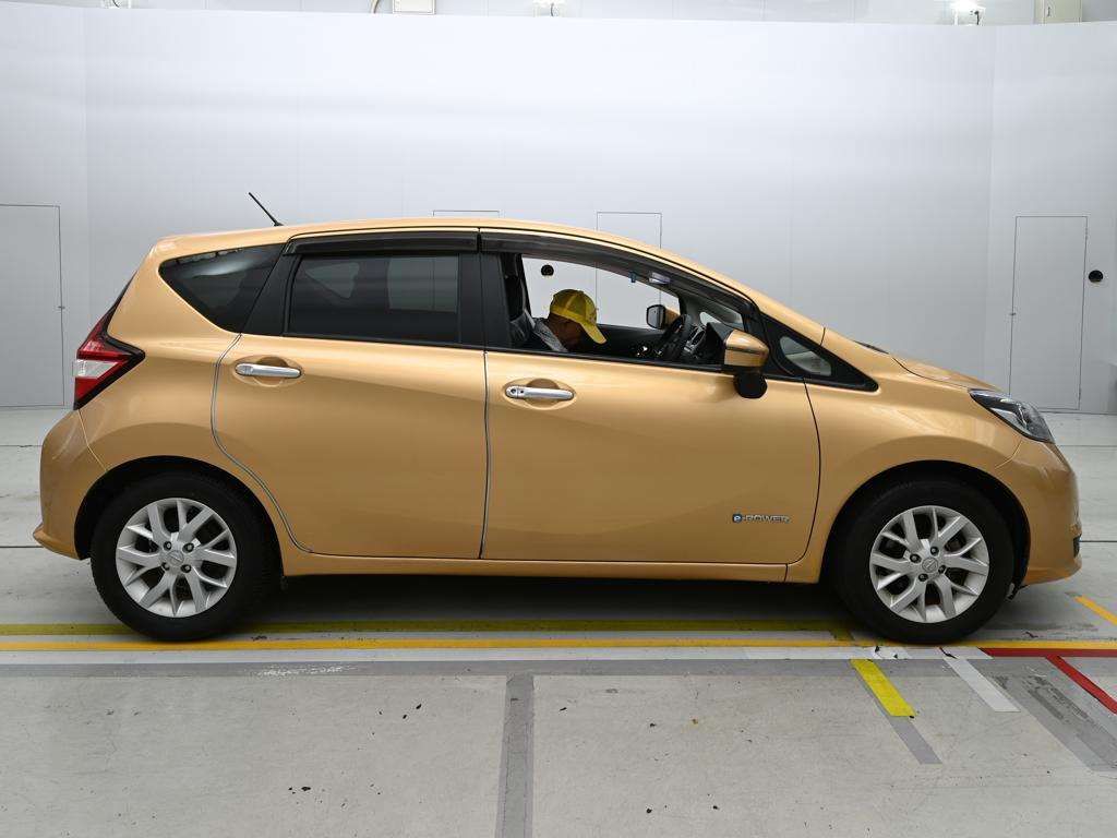 2018 Nissan Note e-パワー メダリスト auction photo 3