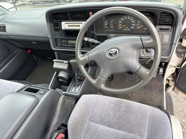 2002 Toyota Hiace Super Custom G auction photo 4