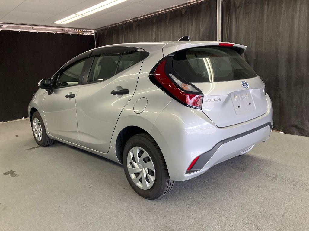 2023 Toyota Aqua B auction photo 2