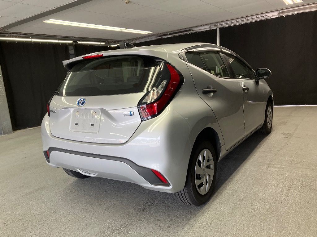 2023 Toyota Aqua B auction photo 4