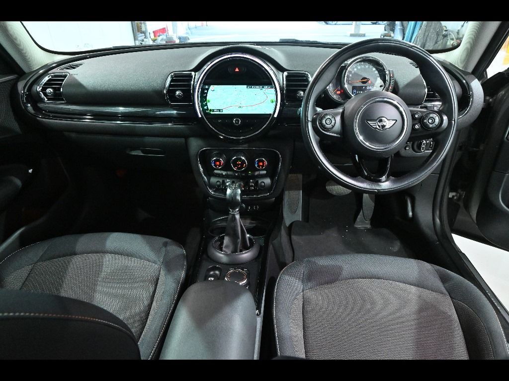 2017 MINI ミニクラブマン 5D Cooper D auction photo 3