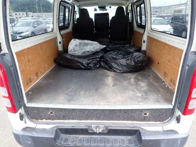 2020 Toyota Hiace DX 標準ボディ auction photo 3