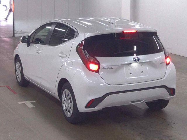 2024 Toyota Aqua X auction photo 2