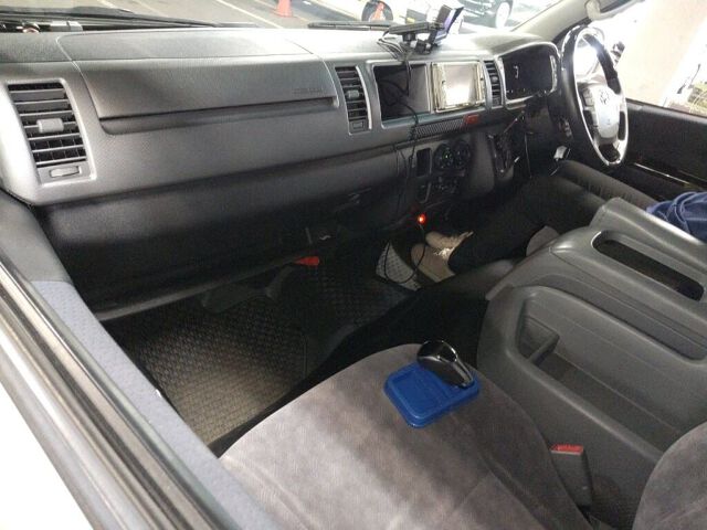 2006 Toyota Hiace エアロツアラー 4WD auction photo 3
