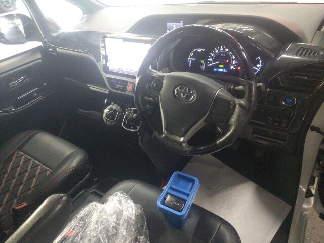 2018 Toyota Noah HV G auction photo 3
