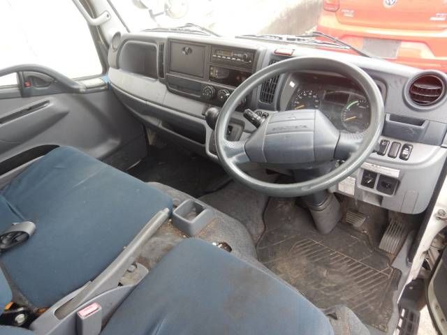 2013 Mitsubishi Fuso Canter Aluminum van auction photo 2