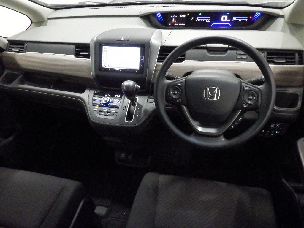 2023 Honda Freed G 6 people auction photo 3