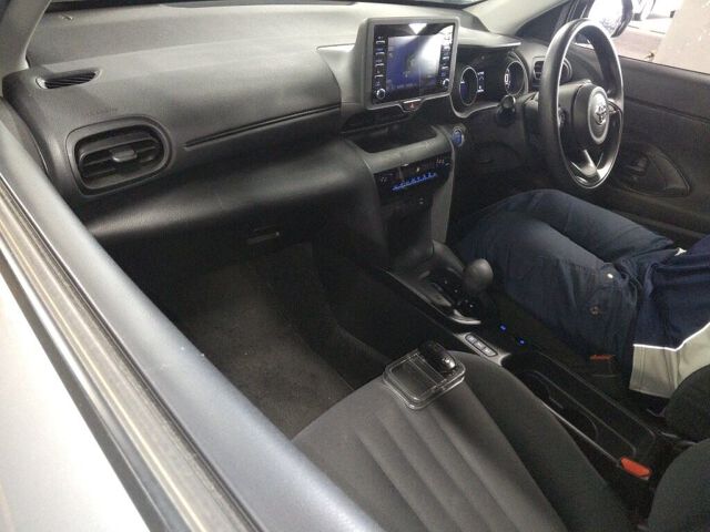 2022 Toyota Yaris Cross Hybrid X auction photo 3