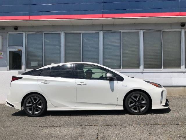 2019 Toyota Prius Sツーリングセレクション auction photo 2