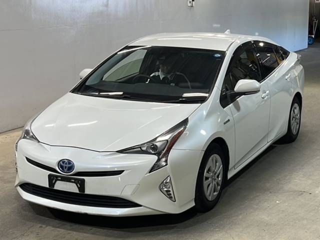 2016 Toyota Prius S Japan auction vehicle
