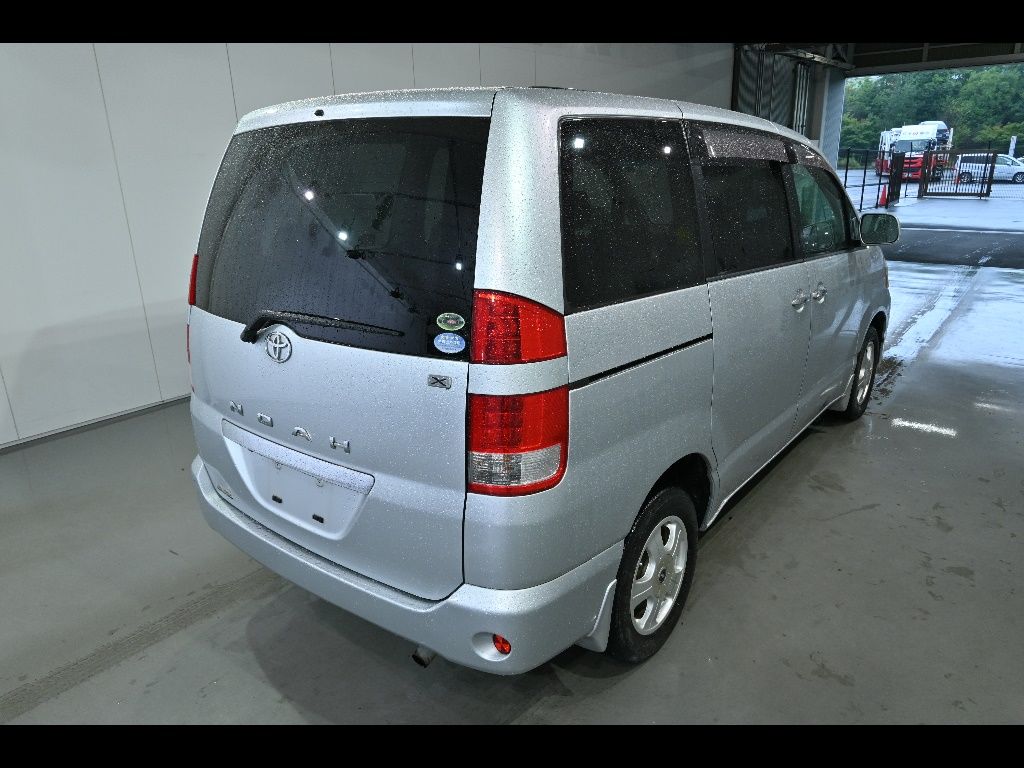2006 Toyota Noah 4WD Xスペシャルエディション auction photo 2