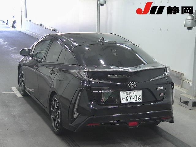 2018 Toyota Prius PHEV S GRスポーツ auction photo 2