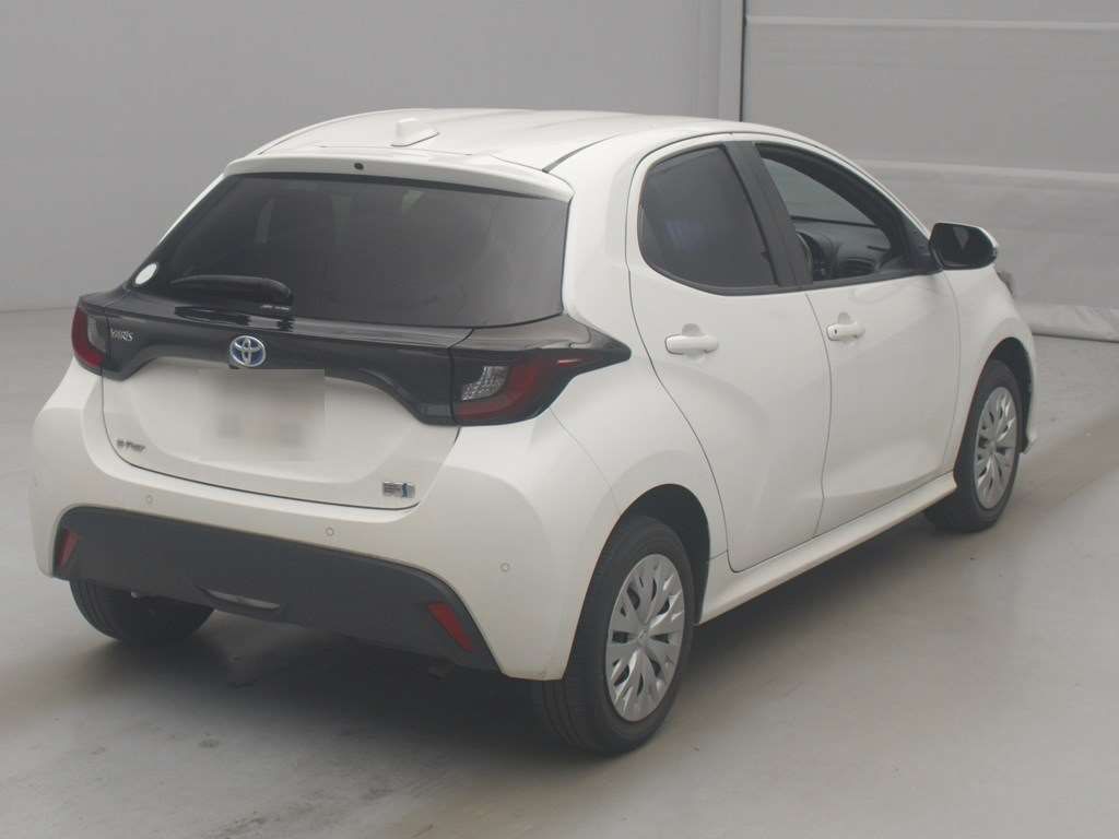 2023 Toyota Yaris ハイブリッドX 4WD auction photo 2