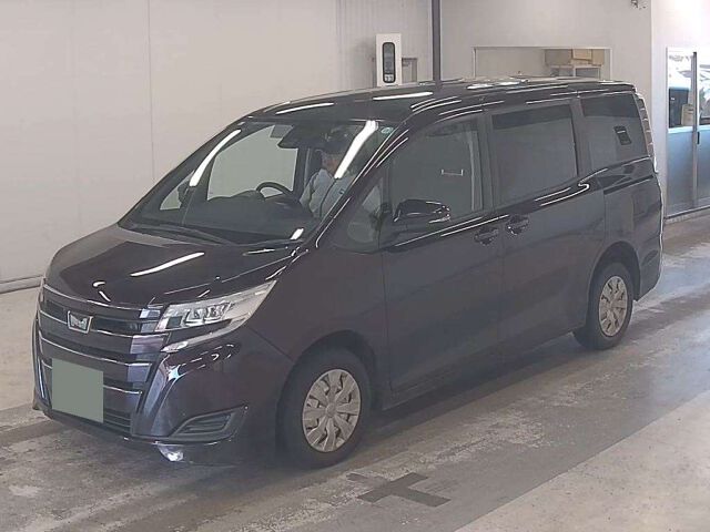 2017 Toyota Noah X 4WD auction photo 4