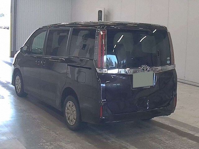 2017 Toyota Noah X 4WD auction photo 2
