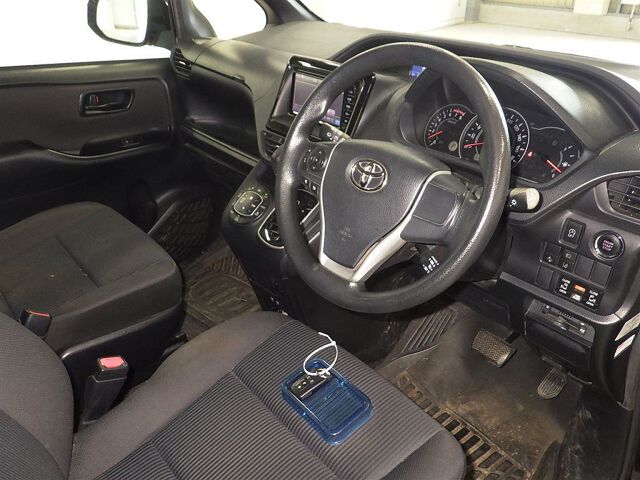 2017 Toyota Noah X 4WD auction photo 3