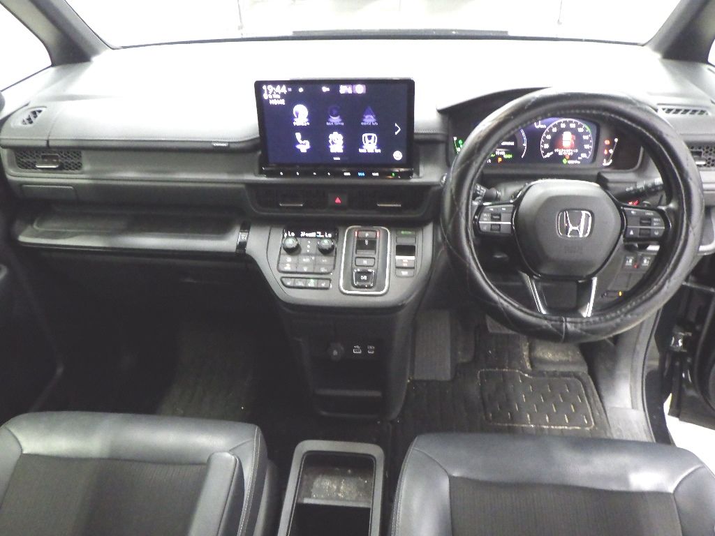 2023 Honda Stepwgn e:HEV 7 people auction photo 3