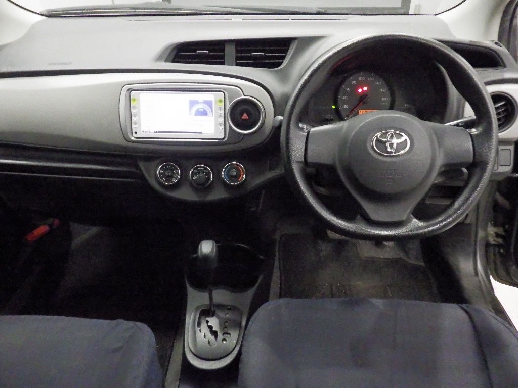 2011 Toyota ヴィッツ 5HB F auction photo 3