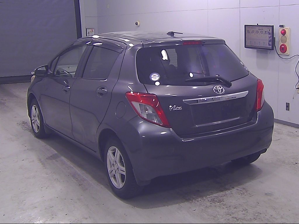 2011 Toyota ヴィッツ 5HB F auction photo 2