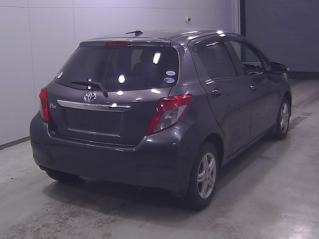 2011 Toyota ヴィッツ 5HB F auction photo 2