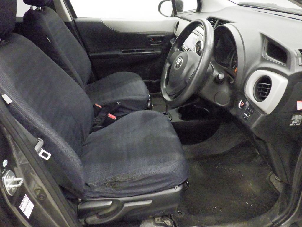 2011 Toyota ヴィッツ 5HB F auction photo 3
