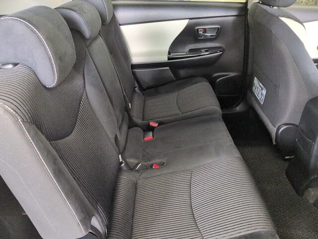 2019 Toyota Prius Alpha Sチューンブラック2 auction photo 6