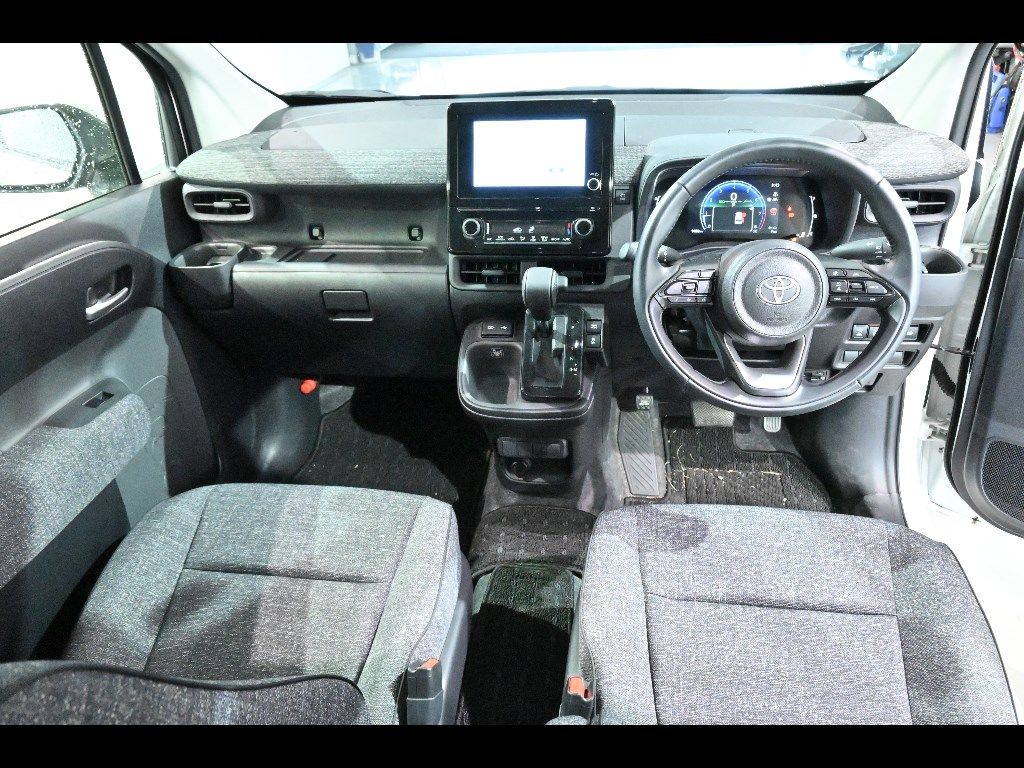 2023 Toyota Sienta Z 5 people auction photo 3