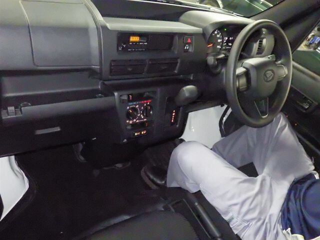 2026 Daihatsu Hijet Cargo Deluxe auction photo 3