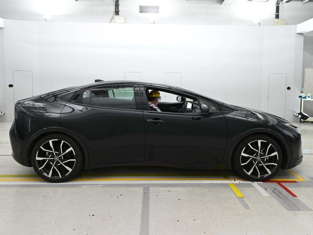 2023 Toyota Prius PHEV Z auction photo 3