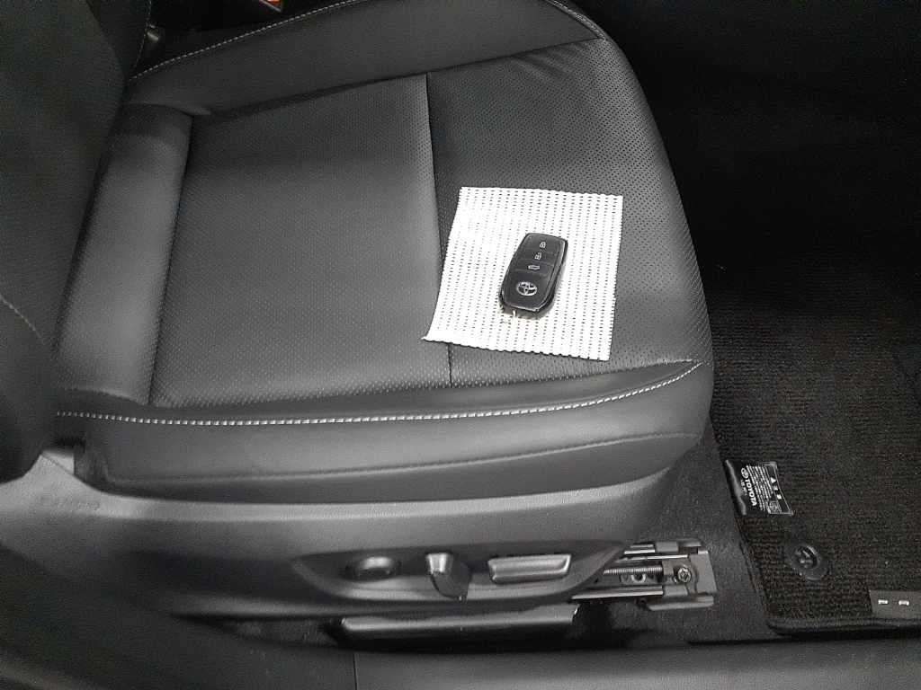 2023 Toyota Prius PHEV Z auction photo 10